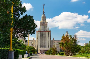 Lomonosov Moskova Devlet Üniversitesi (MSÜ). Serçe tepe üzerinde binanın ana görünümü