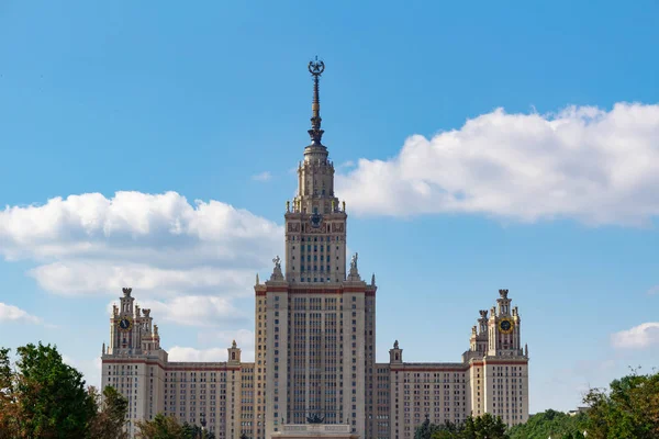 Lomonosov Moskova Devlet Üniversitesi (MSÜ). Serçe tepe üzerinde binanın ana görünümü