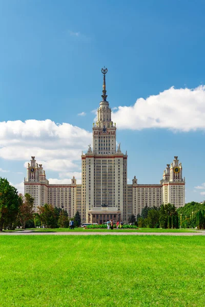 Lomonosov Moskova Devlet Üniversitesi (MSÜ). Serçe tepe üzerinde binanın ana görünümü