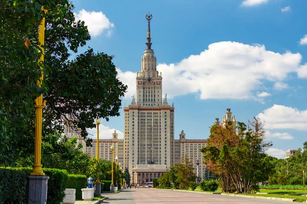 Lomonosov Moskova Devlet Üniversitesi (MSÜ). Serçe tepe üzerinde binanın ana görünümü