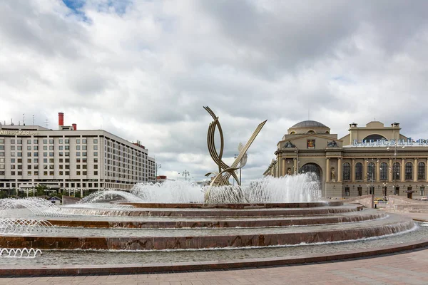 Moskau, russland - 16. september 2017 - entführung des europäischen brunnens auf dem europaplatz in moskau — Stockfoto