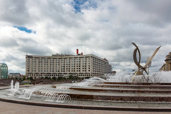 Moscow, Rusya Federasyonu - 16 Eylül 2017 - Europe çeşme Moskova'da Avrupa meydanında kaçırılması