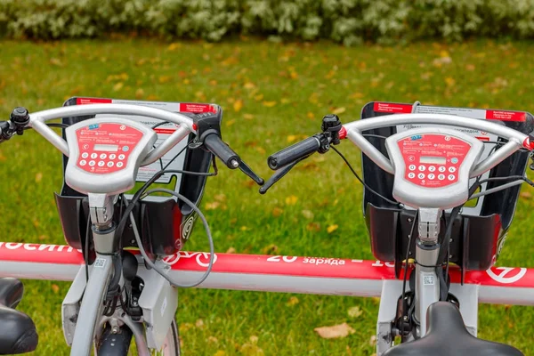 Moskou, Rusland -, 10 oktober 2017: Elektrische fietsen in de fietsenstalling. Ecologische stedelijk vervoer — Stockfoto