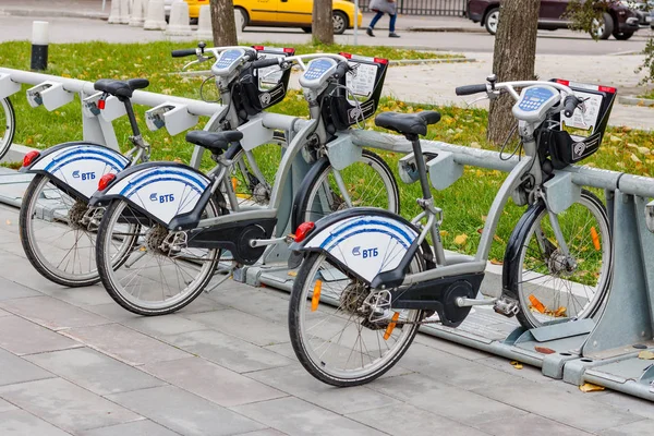 Moskva, Ryssland - 10 oktober 2017: Hyrcyklar i cykelparkering. Ekologiska stadstrafik — Stockfoto