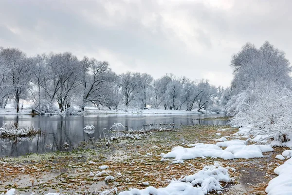 River Bank Snowfall Cloudy Winter Day Winter Landscape — Stock Photo, Image