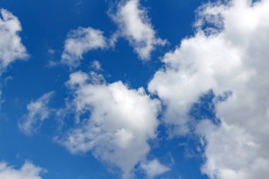 Arka plan beyaz bulutlar üzerinde mavi gökyüzü ile. Arka plan