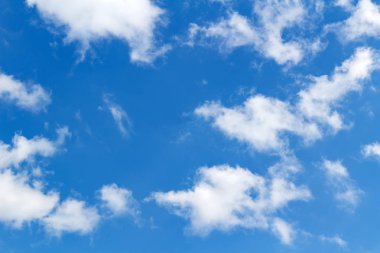 Mavi gökyüzü karşı yumuşak beyaz bulutlar. Soyut gökyüzü arka plan