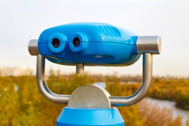 Parkta bir görüntüleme platformu üzerinde mavi dürbün