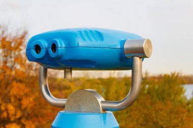 Gökyüzü arka plan üzerinde parkta bir görüntüleme platformu üzerinde dürbün