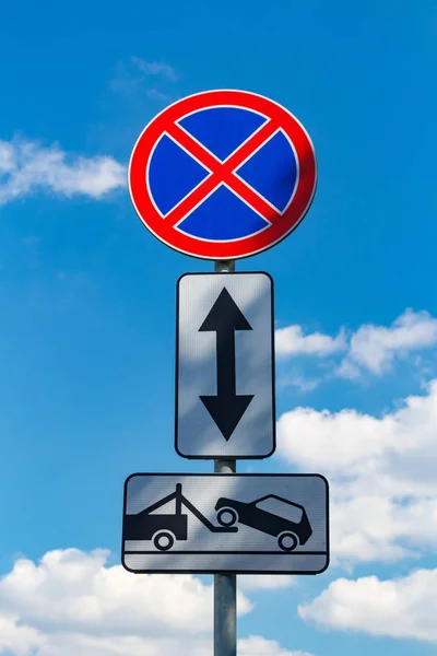 Közúti jel, amely megtilt megállás a járművek, a kék ég háttér — Stock Fotó