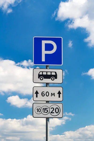 Дорожный знак для платной парковки на голубом фоне неба — стоковое фото