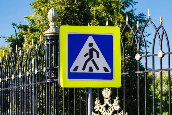 Road sign of a pedestrian crossing against the blue sky — Stock Photo, Image