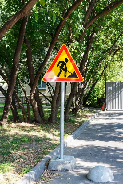 Дорожный знак, информирующий о ремонте дороги — стоковое фото