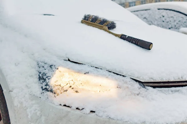 Kartáč Čištění Kapotu Auta Sněhem Pokryté Sněhem — Stock fotografie