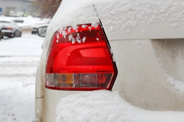 Snowy samochodu tylne światło. Bezpieczeństwa na drogach w zimie — Zdjęcie stockowe