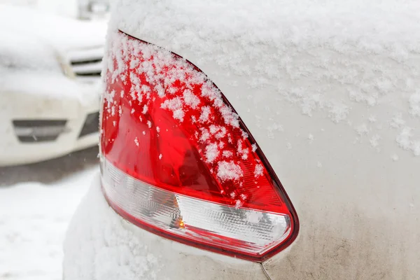 Χιόνι κάλυψε αυτοκινήτου ουρά φωτός κινηματογράφηση σε πρώτο πλάνο. Πλάγια όψη — Φωτογραφία Αρχείου