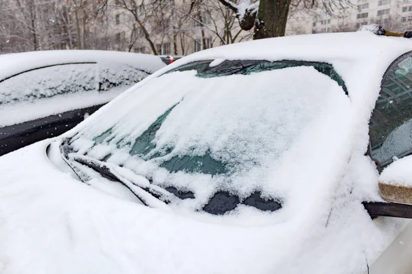 Pokryte śniegiem samochód na parkingu. Samochodu w zimie — Zdjęcie stockowe