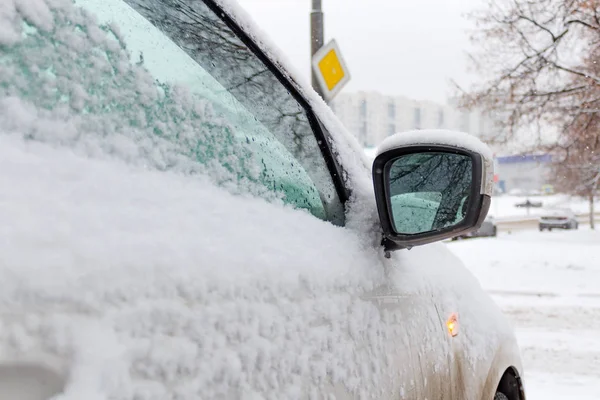 Χιόνι κάλυψε πλευρά καθρέφτη του αυτοκινήτου. Πλάγια όψη — Φωτογραφία Αρχείου