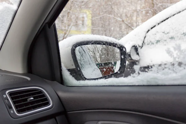 Titta på snö täckta side avspegla av bilen. Bilar på vintern — Stockfoto