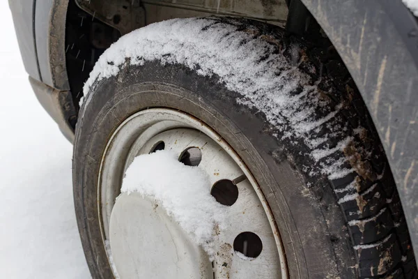 Framhjulet på lastbilen täckt med snö närbild — Stockfoto