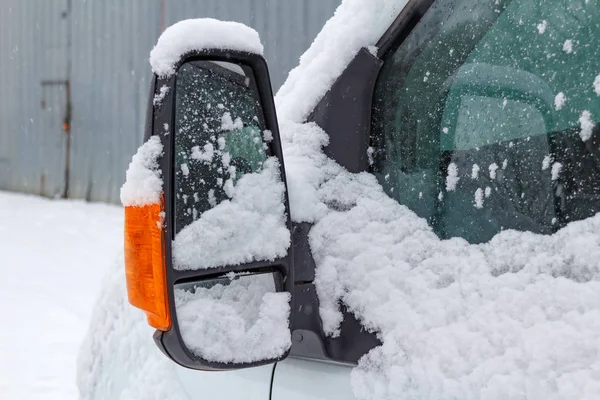 Καθρέφτης πλευρά του οδηγού του φορτηγού που καλύπτονται με χιόνι — Φωτογραφία Αρχείου
