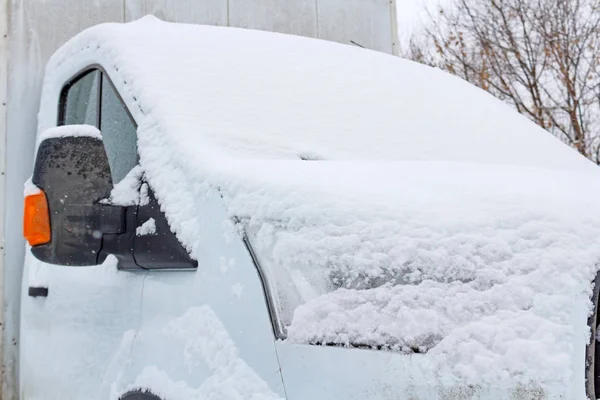 Cabina cubierta de nieve del camión. Coches en invierno — Foto de Stock