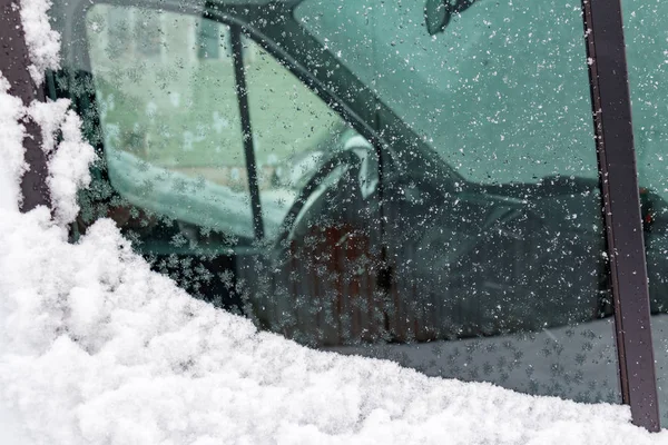 Titta igenom fönstret sida en snötäckt lastbil — Stockfoto