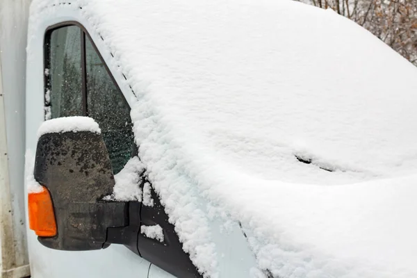 Lastbilshytt täckt med snö i parkeringsplats närbild — Stockfoto