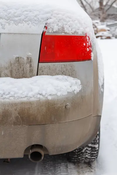 Śniegiem pokryte i brudny samochód tylne światło. Samochodu w zimie — Zdjęcie stockowe