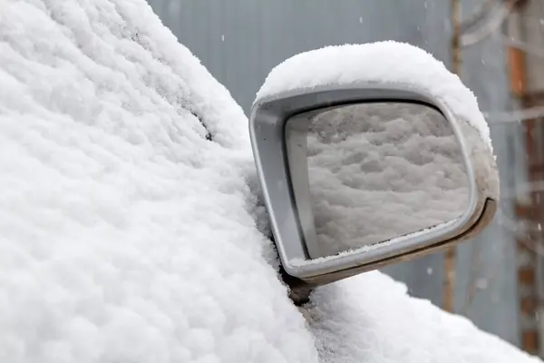 Snötäckta sidospegel av bil närbild — Stockfoto