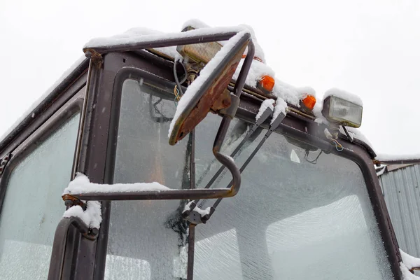 Antiguo faro secundario tractor con luces de advertencia naranja primer plano cubierto de nieve — Foto de Stock