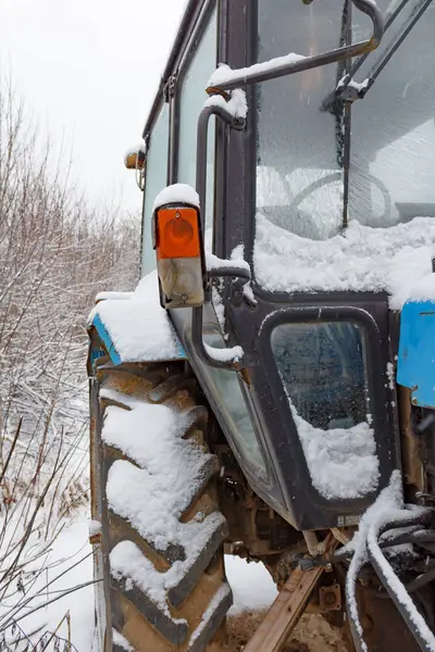 Fragment av gamla traktorhytten täckt med snö. Framifrån — Stockfoto