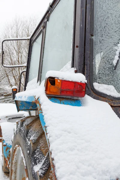 Fragmento de la vieja cabina del tractor cubierto de nieve. Vista trasera — Foto de Stock