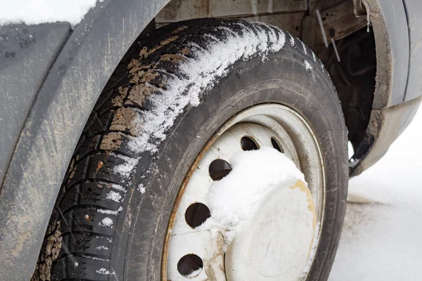 Framhjulet på lastbilen täckt med snö närbild — Stockfoto