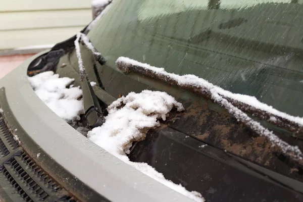 Lastbil vindruta och vindrutetorkare täckt med smältande snö. Lastbil i vinter — Stockfoto