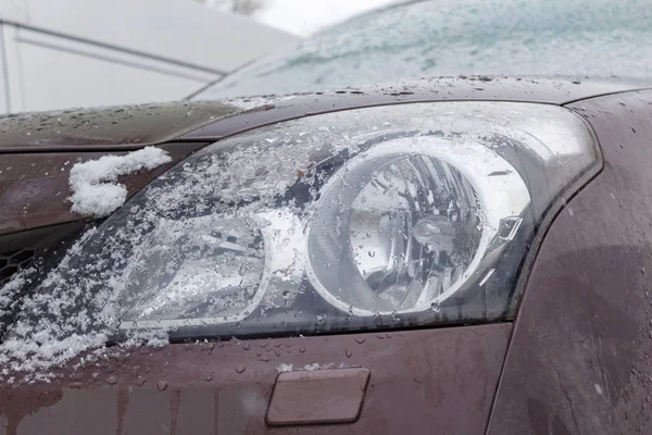 Snowy Suv reflektorów zbliżenie. Samochodu w zimie — Zdjęcie stockowe