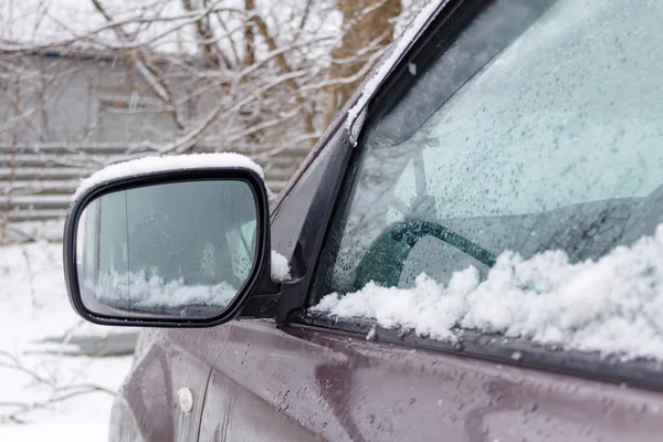Snötäckta Suv sida spegel närbild. Bilar på vintern — Stockfoto