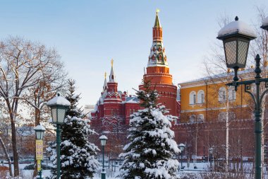 Moskova, Rusya - 01 Şubat 2018: Towers, Moskova Kremlin karla kaplı ağaçlar arka plan üzerinde. Alexandrovsky Bahçe manzaraları