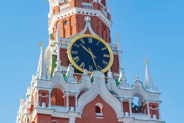 Moskova, Rusya - 01 Şubat 2018: Chimes işçinin kule Moskova Kremlin closeup saatinde. Moskova Kremlin kışın