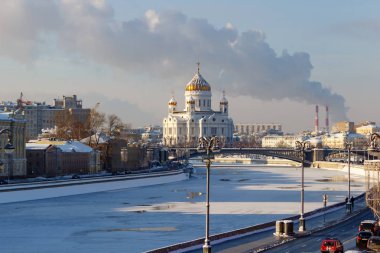 Moskova, Rusya - 01 Şubat 2018: Moskova Nehri'ne güneşli kış günü içinde. Kurtarıcı İsa Katedrali