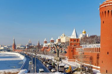 Moskova, Rusya - 01 Şubat 2018: Karbysheva çıkabilir duvarları altında Moskova Kremlin, güneşli kış günü. Moskova'da kış