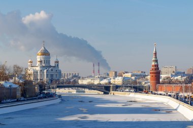 Moskova, Rusya - 01 Şubat 2018: Moskova Nehri'ne güneşli kış günü içinde. Kurtarıcı İsa Katedrali