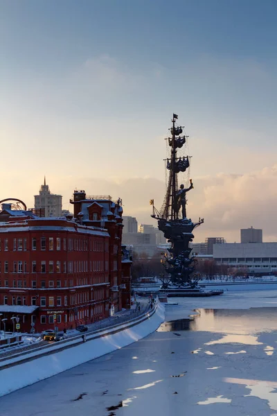 Moscú, Rusia - 01 de febrero de 2018: Monumento a Pedro I en el río Moskva en invierno. Vista desde el Puente Patriarshiy — Foto de Stock