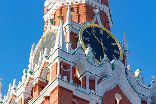 मॉस्को, रूस फरवरी 01, 2018: मॉस्को क्रेमलिन क्लोजअप के स्पास्काया टॉवर की झंकार घड़ी। सर्दियों में मॉस्को क्रेमलिन — स्टॉक फ़ोटो, इमेज