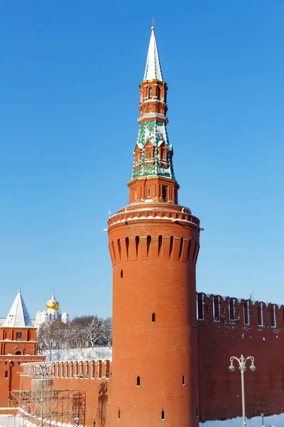 Moscou, Rússia - 01 de fevereiro de 2018: Torre de Beklemishevskaya (Moskvoretskaya) do Kremlin de Moscou contra o céu azul. Moscovo inverno — Fotografia de Stock