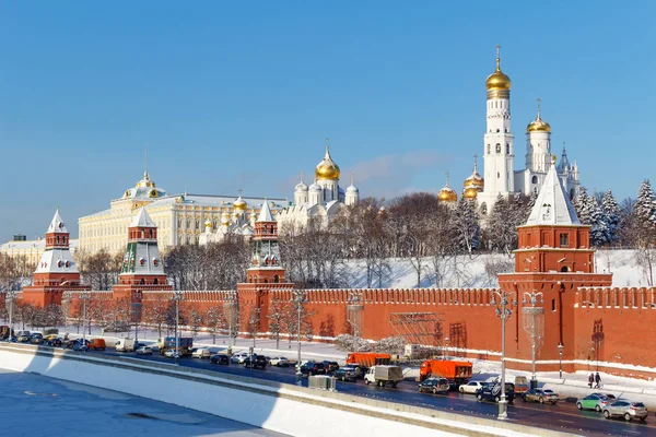 Moscow, Russia - February 01, 2018: Kremlevskaya embankment under walls of Moscow Kremlin at sunny winter day. Moscow in winter — Stock Photo, Image