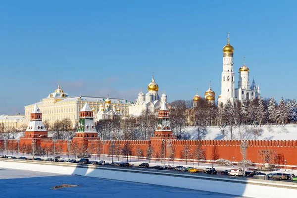 Moscow, Russia - February 01, 2018: Moskva river and Kremlevskaya embankment under walls of Moscow Kremlin — Stock Photo, Image