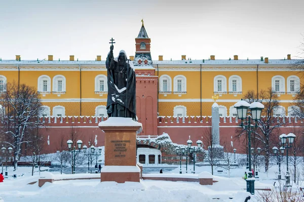 Moskova, Rusya - 01 Şubat 2018: Patrik Hermogenes'in anıt içinde Alexandrovsky Bahçe, Moskova Kremlin. Moskova'da kış