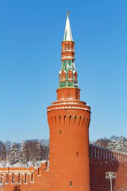 Moskova, Rusya - 01 Şubat 2018: Beklemishevskaya (Moskvoretskaya) mavi gökyüzü karşı Moskova Kremlin kulesi. Moskova kış