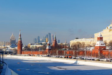 Moskova, Rusya - 01 Şubat 2018: Moskova Nehri'ne Moskova Kremlin yakınındaki bir güneşli kış gününde. Moskova'da kış